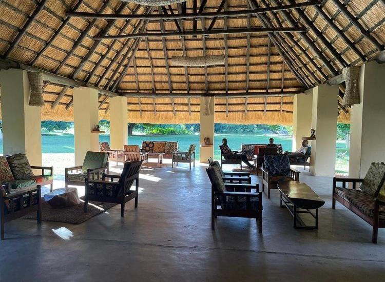 Marula Lodge Mfuwe Buitenkant foto